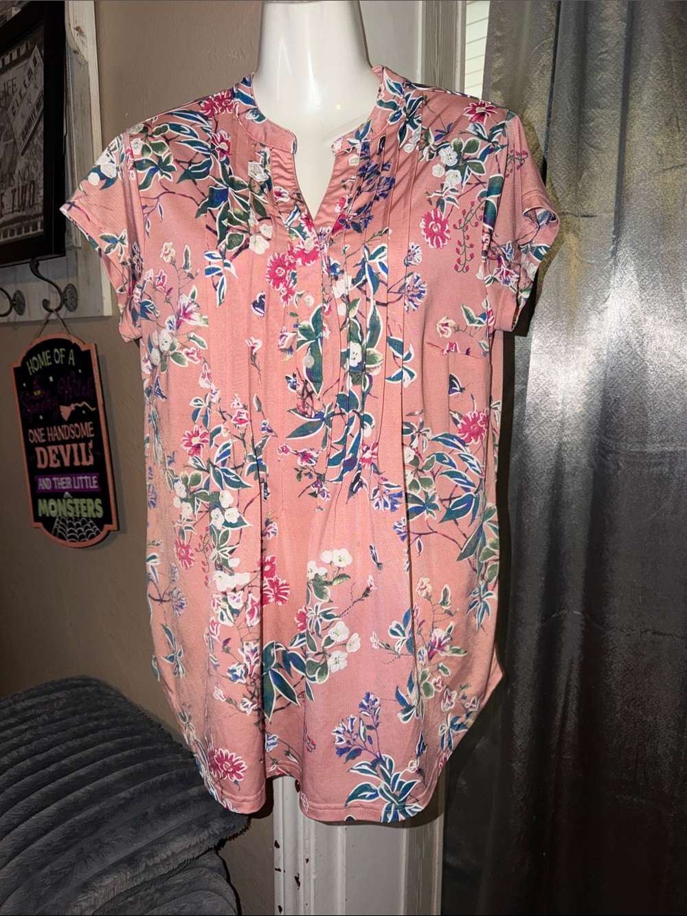 Women’s floral Split-Neck Short Sleeve Top - Dusty Pink oversized size medium